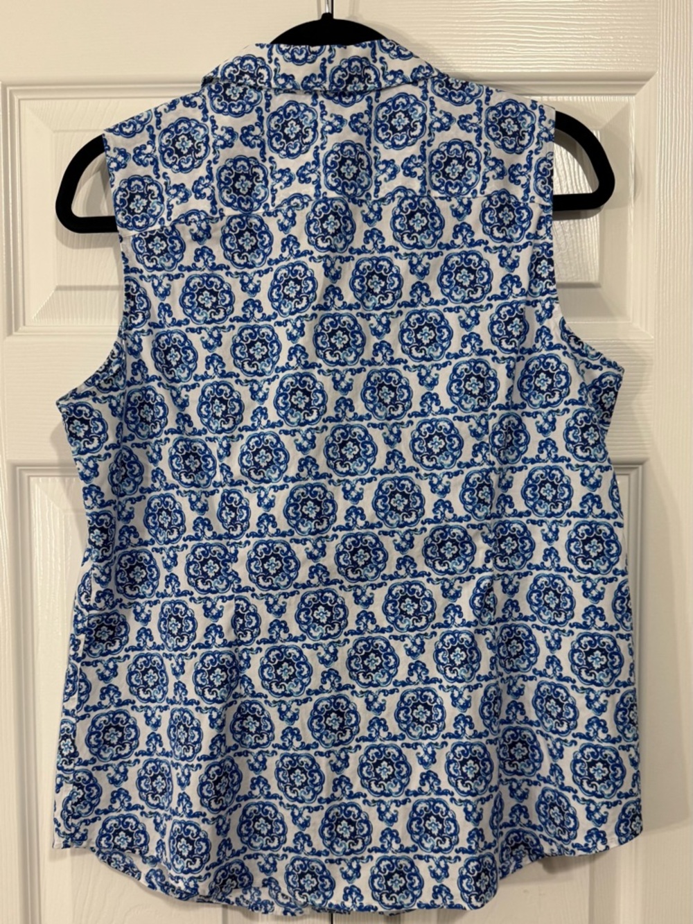 Talbots White Medallion Print Sleeveless Blouse Size 12 Non-Iron Stretch - Picture 3 of 5